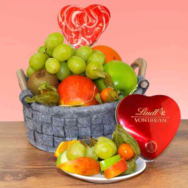Herz Lolli und Herzpralinen von Lindt mit knack-frischem Obst zeichnen diesen Muttertags-Präsentkorb aus